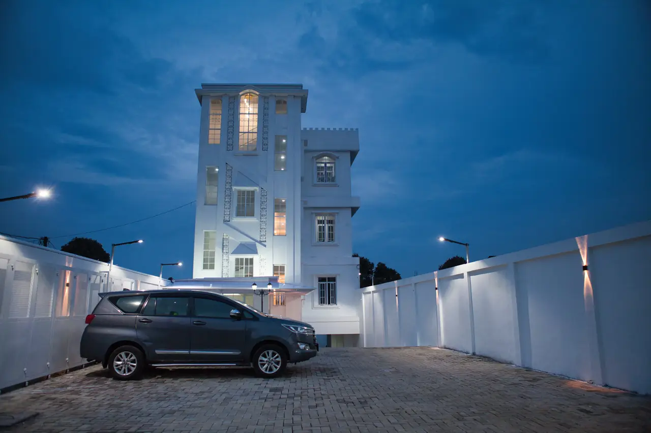 Clarissa Guest House, menara putih di Cisarua